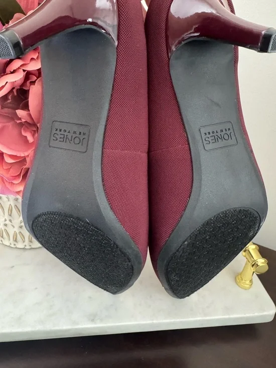 Jones New York Burgundy Pointed Toe Heels with Gold Toe Caps - Picture 3 of 6